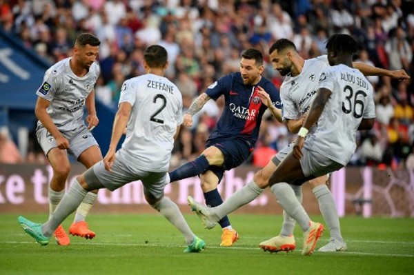 NBA：湖人险胜火箭 詹姆斯砍下全场最高分