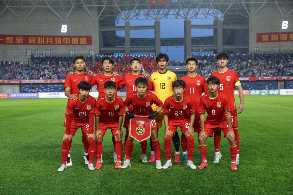 本菲卡旧将路易松晒照说在学习，照片显示他问AI足球总监职责